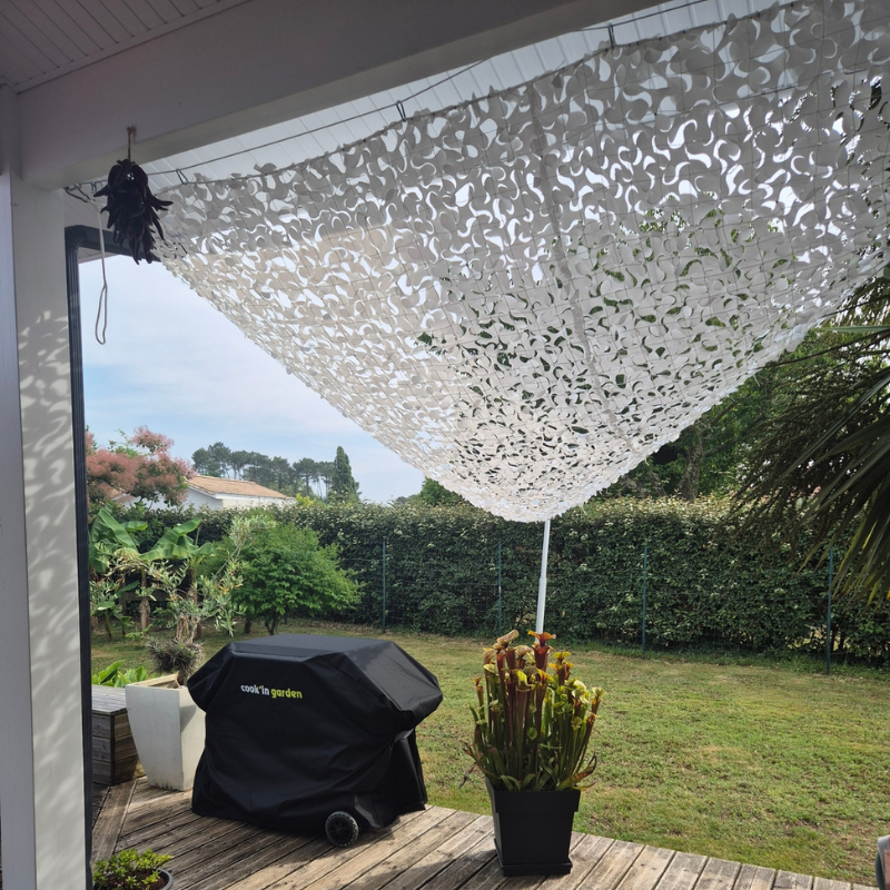 Filet de camouflage triangulaire blanc